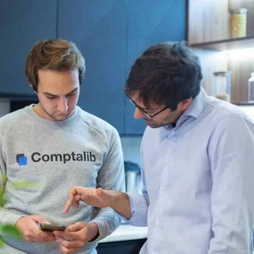 Photo de deux collborateurs travaillants sur l'application Comptalib