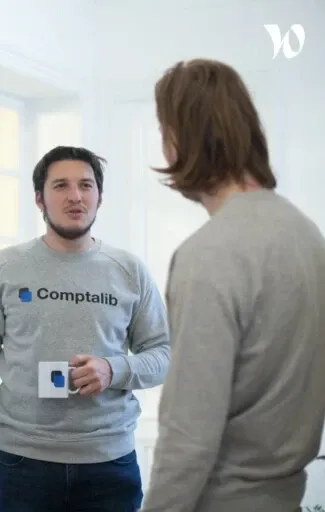 Photo de deux collborateurs à la pause café